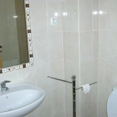 Nearby Modern W 2 Bedrooms